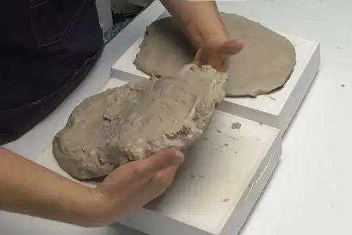 Drying recycled clay in plaster